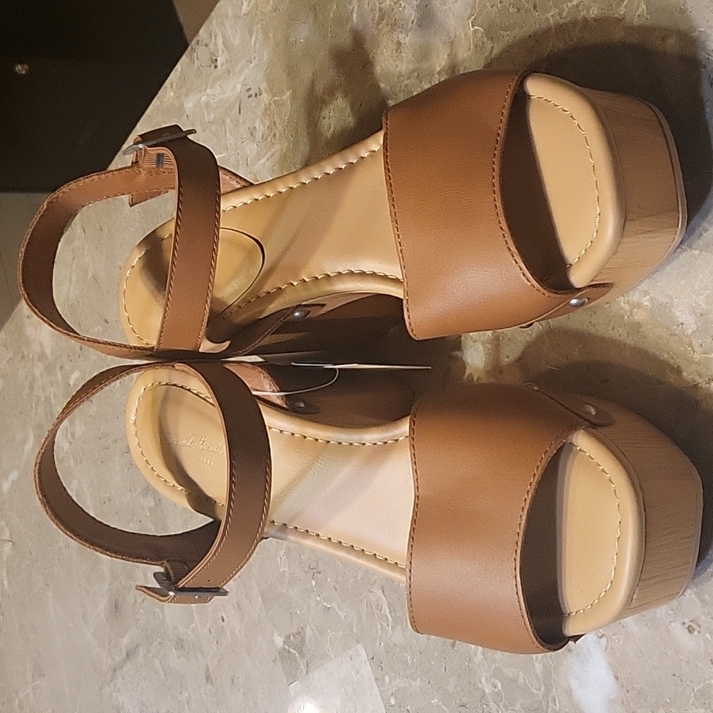 NWT platform heels